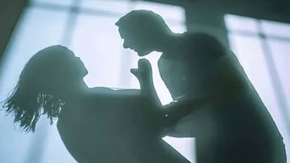 महिला अधिवक्ता के साथ पड़ोसी ने बीच सड़क पर किया ऐसा गंदा काम, तमाशाबीन बने रहे लोग, वह चीखती-चिल्लाती रही