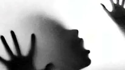 பெண்ணின் தொடைகளில் பூட்ஸ் கால்களால் காவல்  துறை அதிகாரி செய்த கொடுமை: பெண்கள் வாழத் தகுதியற்ற மாநிலமா இது.?