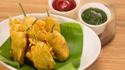 চায়ের সঙ্গে মুখরোচক স্ন্যাকস, ঝটপট তৈরি হবে ঝাল ঝাল পুর ভরা লঙ্কার পকোড়া