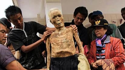 প্রতি বছর সমাধী খুঁড়ে তোলা হয় প্রিয়জনদের মৃতদেহ, কেন এমনটা করে তোর্জা উপজাতি, দেখুন