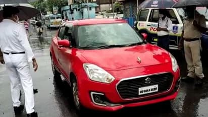 আজ পূর্ণ লকডাউন, বৃষ্টির মধ্যেই চলছে নাকাচেকিং, আরও কড়া কলকাতা পুলিশ, দেখুন ছবি