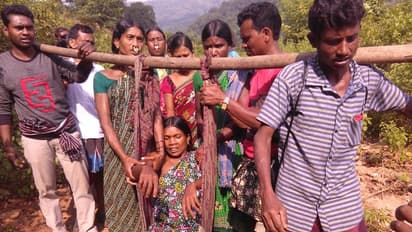 అడవిబిడ్డలకు తప్పని తిప్పలు.. నిండు గర్భిణీని డోలీలో ఆసుపత్రికి...