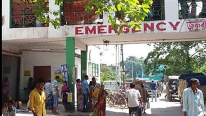 প্রসূতিকে 'ইঞ্জেকশন', মৃত্যুর পর রণক্ষেত্রের চেহারা নিল বারাসত হাসপাতাল