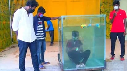 2.17 నిమిషాల పాటు నీటిలో.. 6 రూబిక్స్ పజిల్స్ పూర్తి: గిన్సిస్ రికార్డుల్లోకి చెన్నై యువకుడు