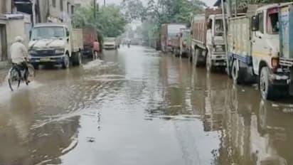 হাল্কা বৃষ্টিতেই দুর্ভোগ চরমে, হাওড়ায় জল জমল একাধিক রাস্তায়