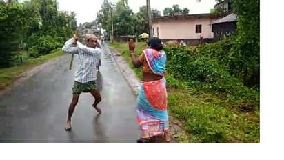 বাঁশ উঁচিয়ে মহিলাদের মারছেন তৃণমূল নেতা, গড়বেতার ছবি ভাইরাল হতেই গ্রেফতার দাপুটে