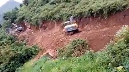 ಅಧಿಕಾರಿಗಳು, ಶಾಸಕರು ಫೇಲ್; ಒಡವೆ ಮಾರಿ ಗ್ರಾಮಸ್ಥರೇ ನಿರ್ಮಿಸಿದ್ರು ರಸ್ತೆ!