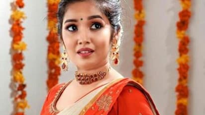 நயன்தாரா கூட இப்படி போஸ் கொடுத்தது இல்லை... ஓணம் போட்டோ ஷூட்டில் ஓங்கி அடித்து வெயிட் காட்டிய அனிகா!