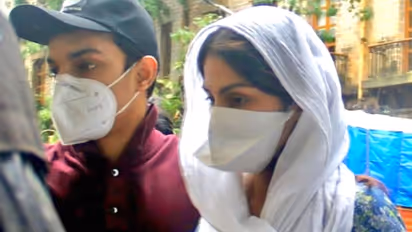 সুশান্তের মৃত্যু তদন্তে প্রথমবার সিবিআই-এর মুখোমুখি রিয়া, রয়েছেন ভাই সৌভিকও