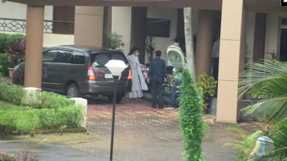 सुशांत केस : CBI के सवालों का जवाब देने DRDO गेस्ट हाउस पहुंची रिया, गुस्से में गाड़ी के कांच पर मारा हाथ