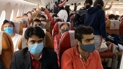 अब फ्लाइट में खाना सर्व कर सकेंगे एयरलाइंस, मास्क ना पहनना पड़ेगा महंगा...सरकार ने जारी की नई गाइडलाइन