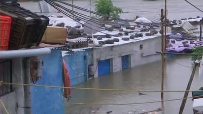 మరో 24 గంటలు భారీ వర్షాలు: ఏపీ, తెలంగాణలో హై అలెర్ట్