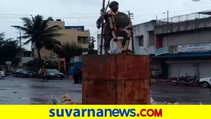 ರಾಯಣ್ಣ ಪ್ರತಿಮೆ ಪ್ರತಿಷ್ಠಾಪನೆಗೆ ಕಲ್ಲು ತೂರಾಟ : ಭಾರೀ ಉದ್ವಿಗ್ನ