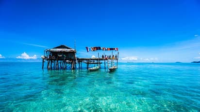 കടലില് വീടുകെട്ടി അവിടെ മരണം വരെ ജീവിക്കുന്ന മനുഷ്യര്! കാണാം ചിത്രങ്ങള്