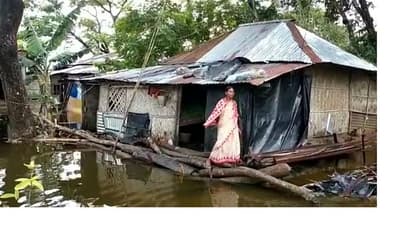 নদী পাড়ে বাস, চিন্তা বারোমাস, ঘরের ভিতর জল থাকায় খাটের উপর সংসার