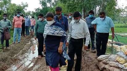 কেমন চলছে নদী বাঁধ মেরামতির কাজ, নিজেই সরজমিনে খতিয়ে দেখলেন জেলাশাসক