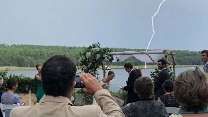 വിവാഹവീഡിയോയ്ക്കിടെ അപ്രതീക്ഷിത സംഭവം; വൈറലായി വീഡിയോ