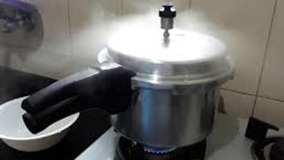 లివ్ ఇన్ భాగస్వామిని ప్రెషర్ కుక్కర్తో కొట్టి చంపిన యువకుడు..