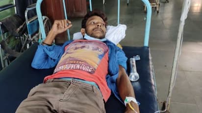 লোডশেডিং-এর জেরবার, মমতার রাজ্যে টর্চ নিয়ে ভর্তি হয় স্বাস্থ্যকেন্দ্রে