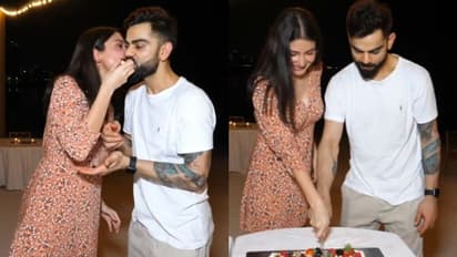 নতুন বছরে নতুন অতিথি, আরসিবি সতীর্থদের সঙ্গে সেলিব্রেশন করলেন বিরাট-অনুষ্কা