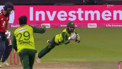 பாகிஸ்தான் விக்கெட் கீப்பர் ரிஸ்வான் பிடித்த செம கேட்ச்..! வைரல் வீடியோ