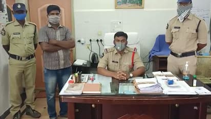 కోరిక తీర్చాలని మహిళ చేయి పట్టుకున్న వాలంటీర్ (వీడియో)