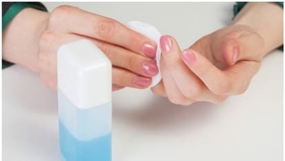 റിമൂവർ ഇല്ലാതെ നെയിൽ പോളിഷ് എങ്ങനെ നീക്കം ചെയ്യാം; ഇതാ മൂന്ന് വഴികൾ
