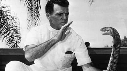 വിഷപ്പാമ്പുകളുടെ കടിയേറ്റത് 170 -ലേറെത്തവണ, പ്രതിരോധം സ്വയം നേടിയെടുത്തു; ആരാണ് ഈ സ്നേക്ക് മാന്?