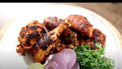 ছুটির দিনে জমে উঠুক আড্ডা, সহজেই বানিয়ে ফেলুন ওভেন ছাড়াই তন্দুরি চিকেন