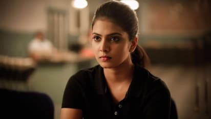 அடர் சிவப்பு நிற ட்ரான்ஸ்பிரண்ட் புடவையில் அட்டகாசம்... கடற்கரையை சூடாக்கிய மாளவிகா மோகனன் வைரல் கிளிக்ஸ்...!