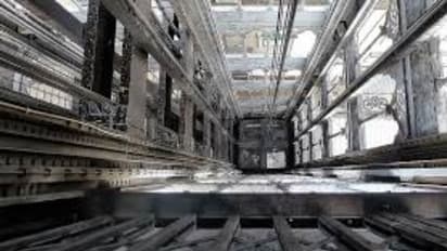 దొంగతనం చేసి తప్పించుకునే యత్నం.. లిఫ్ట్‌కి ఫుట్‌ ఓవర్ బ్రిడ్జికి మధ్య ఇరుక్కుని, నుజ్జునుజ్జు