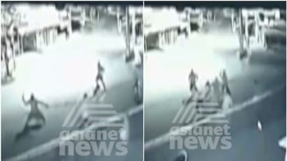 విజయవాడలో దారుణం...నడిరోడ్డుపై పట్టపగలు కత్తులతో దాడి (వీడియో)