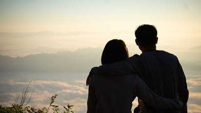 ప్రియుడితో రాసలీలలు: అడ్డు చెప్నిన భర్తను చంపేసింది