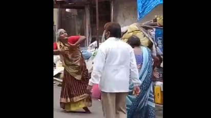 রাস্তায় হেলেনের সঙ্গে পাল্লা দিলেন দুই বৃদ্ধা, সেই ভাইরাল ভিডিওটি মন কাড়ল নেটিজেনদের