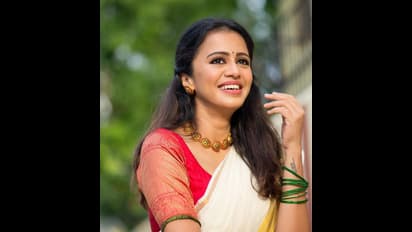 நடிகர் கயல் சந்திரனின் மனைவி... அஞ்சனா ஓணம் ஸ்பெஷல் போட்டோ ஷூட்...! கேரள புடவையில் கொள்ளை அழகு...