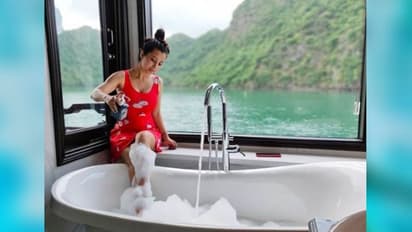 বাথরুম থেকে স্নানের পোস্ট মনামির, ছবি দেখে চোখ কপালে ভক্তদের