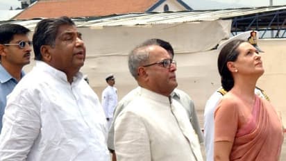 காங்கிரஸ்: கட்சிக்கு ஜிகே.மூப்பனார்; ஆட்சிக்கு பிரணாப்முகர்ஜி கடந்து வந்த பாதை.! இந்திராவை கவர்ந்த பிரணாப்.!