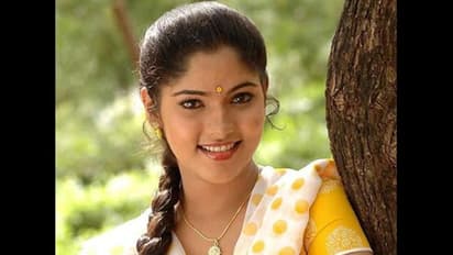 கல்யாண நாளில் கணவருடன் லிப்லாக்... செம்ம ரொமாண்டிக்கான போட்டோவை வெளியிட்ட விஷால் பட நடிகை...!