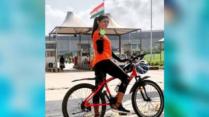 আর জিমে গিয়ে ঘাম ঝড়ানো নয়, সাইকলিংয়েই রয়েছে মেদহীন হওয়ার উপায়, মানছেন দেবলীনা
