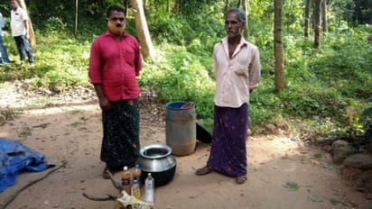 മാൻ കൊമ്പോടുകൂടിയ തലയോട്ടിയും വാറ്റുചാരായവുമായി മൂന്ന് പേർ അറസ്റ്റിൽ