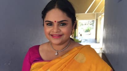 கொரோனா லாக்டவுனில் பிரபல நடிகைக்கு சிம்பிளாக முடிந்த நிச்சயதார்த்தம்... வைரலாகும் க்யூட் ஜோடியின் போட்டோஸ்!