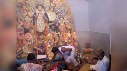 শিকড় ভোলেননি কখনও, পারিবারিক পুজোয় চণ্ডীপাঠ করতেন প্রণব মুখোপাধ্যায়