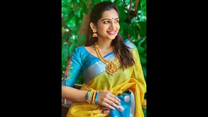 ரகரகமான சேலையில் விதவிதமான போஸ் கொடுத்து பொறாமை பட வைக்கும் சீரியல் நடிகை நக்ஷத்திரா!