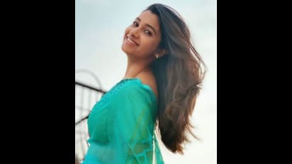 கிழிந்த பேண்டில் பாலைவனத்தில் இப்படியொரு போஸ் கொடுத்த பிரியா பவானி ஷங்கர்... அய்யய்யோ என அலறும் நெட்டிசன்கள்!