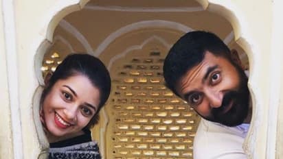 திருமணம் ஆகி 8 வருஷம் ஆனாலும்... கொஞ்சம் கூட குறையாத காதல்..! சாயா சிங் - கிருஷ்ணா ரொமான்டிக் போட்டோஸ்..!