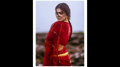 நீச்சல் குளத்தில் குளித்தபடி... புகைப்படம் வெளியிட்டு ரசிகர்கள் ஹார்ட் பீட்டை எகிற வைத்த மாளவிகா மோகன்!