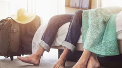 ఎన్నారై టెక్కీకి టోకరా, లక్షలు కొట్టేశారు: యువతితో ఫోన్లో మాట్లాడించి...