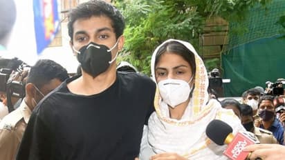 নিষিদ্ধ মাদক পাচারকারীকে ৭ দিনের হেফাজতে পাঠাল 'এনসিবি', এবার কি রিয়ার পালা