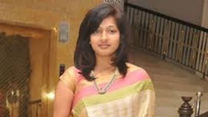 திருமணம் ஆன இரண்டே வருடத்தில் விவாகரத்து பெற்ற நடிகை காயத்ரி ரகுராம்.. திருமண புகைப்படங்களை இதோ..!