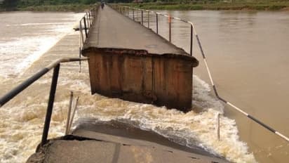 বৃষ্টিতে জল বাড়ছে শিলাবতী নদীতে, প্রবল স্রোতে ভেঙে পড়ল ব্রিটিশ আমলের সেতু